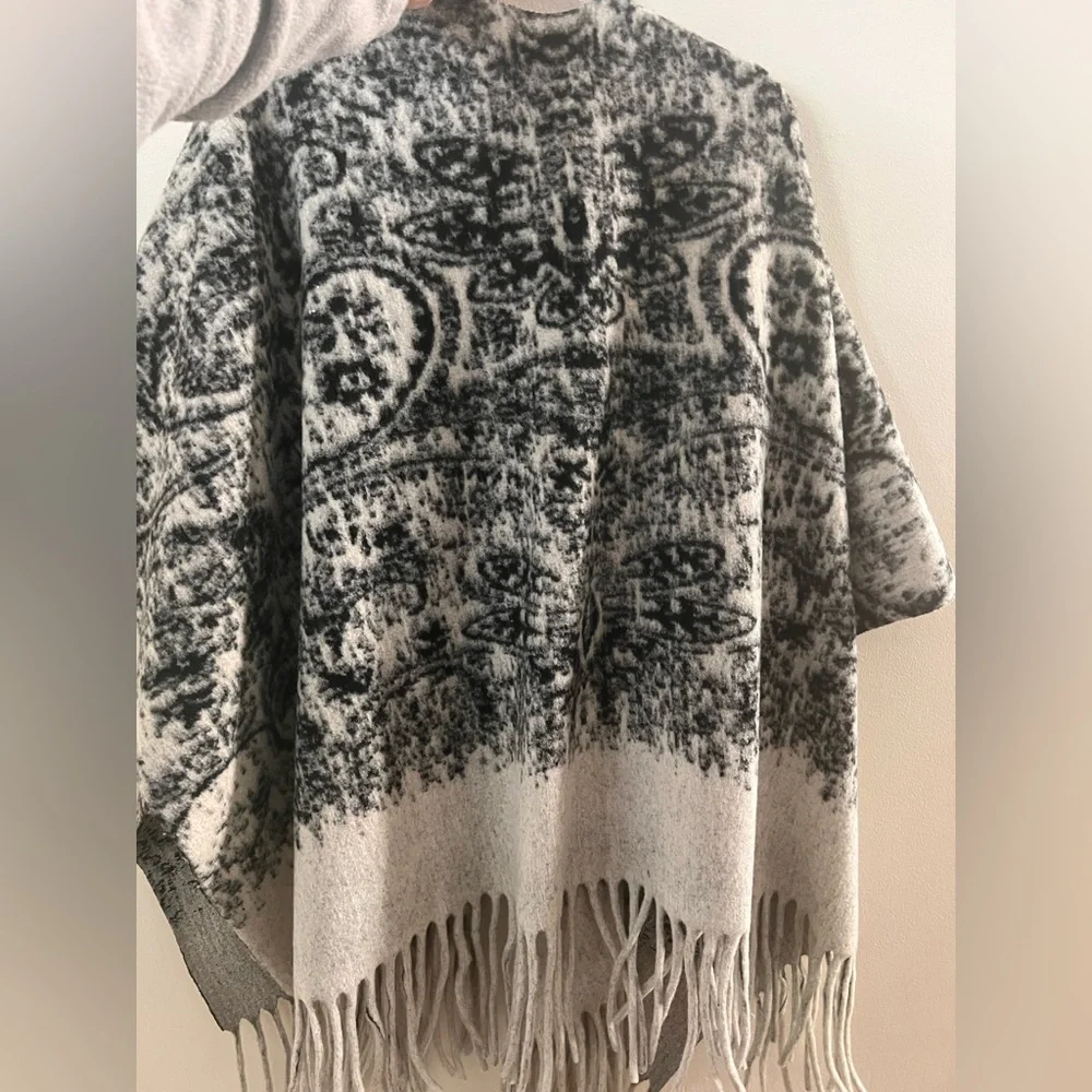 Rachel Zoe Black and White Patterned shoulder wrap